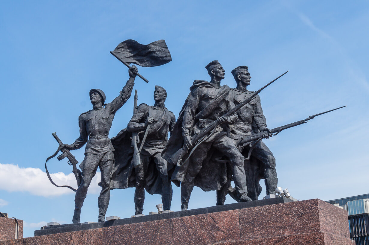 Leningradin sankarillisten puolustajien muistomerkki, Pietari