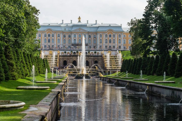 Pietarhovi: alapuiston suihkulähteet ja palatsi