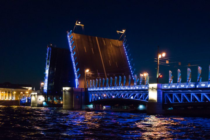 Pietarin siltojen nousu öisin